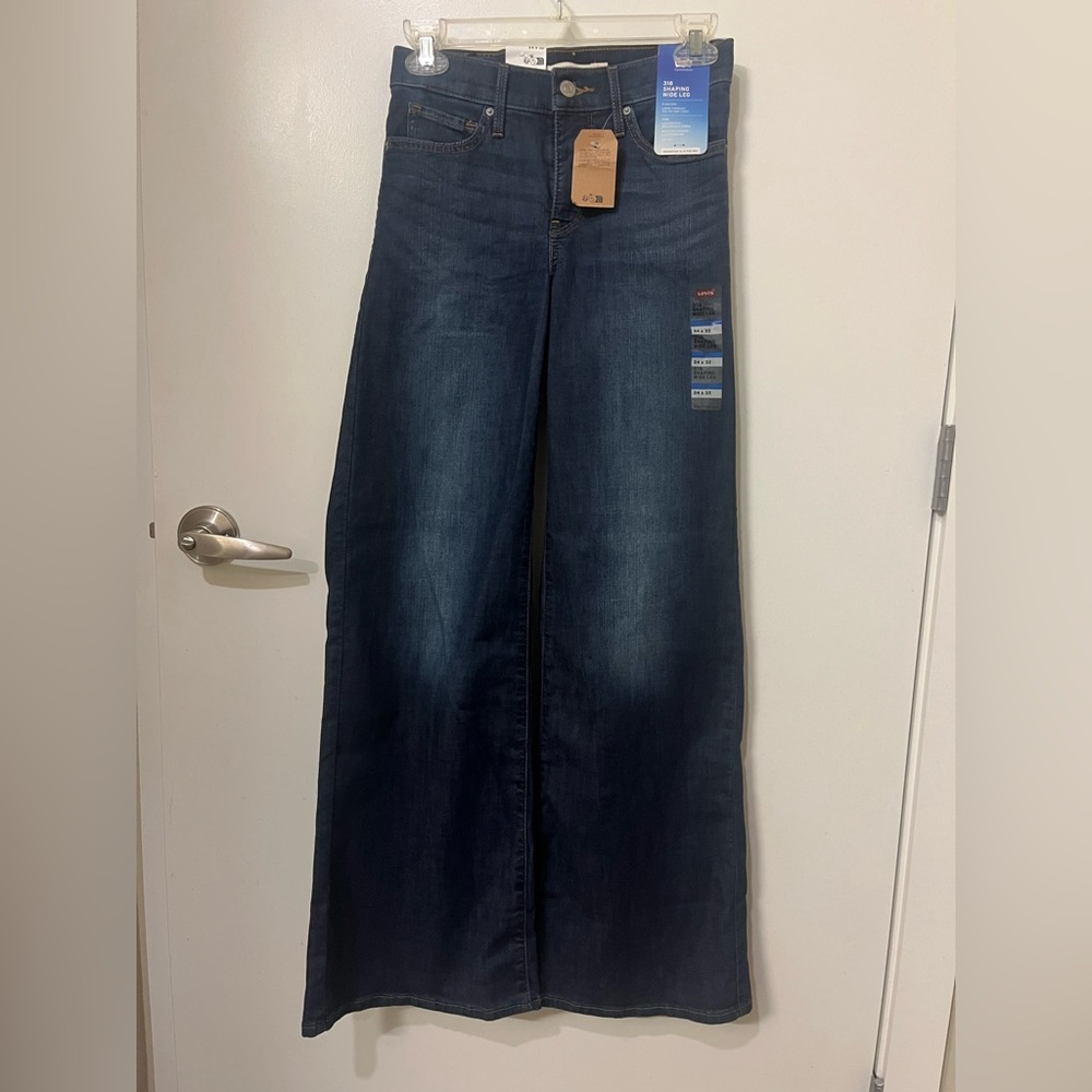 Levi’s wide leg medium dark wash jeans NWT